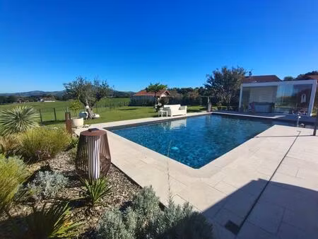 magnifique maison basque de 192m² avec piscine jacuzzi spa à larressore