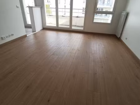 très bel appartement 2p lumineux avec balcon au pied de la gare rer de cergy-le-haut