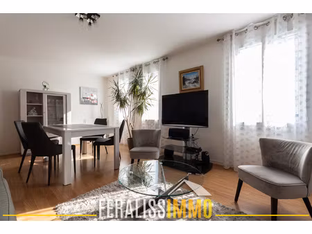 bel appartement 2 grandes chambres (3 possible)  baigné de