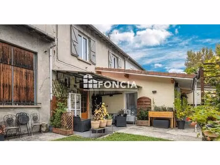 maison mitoyenne rénovée avec terrasse 2 places de stationnement et un jardin dans une cop