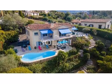 villa avec piscine et vue golf