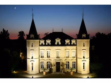 chateau du 19ème siècle avec 34 chambres  piscine  salle de bien-être et salles de...