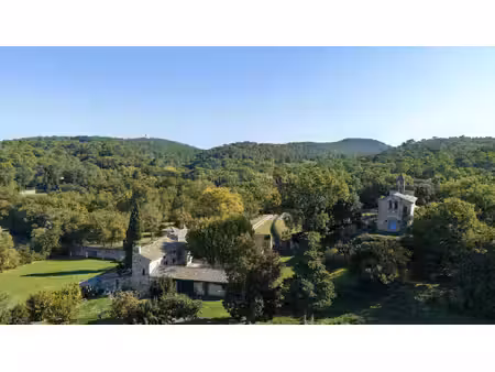 domaine historique de 39 hectares avec chapelle classée et sources naturelles