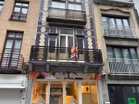 heel mooi gerenoveerd appartement met twee slaapkamers. tijdens de renovatie is veel aanda
