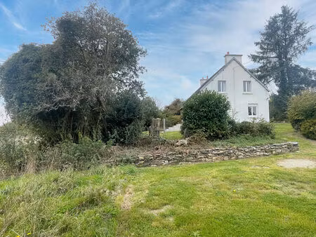finistère: loqueffret. spacieuse maison de 3 chambres exposée sud avec terrain et dépendan