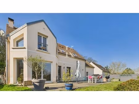 élégante maison d'architecte lumineuse avec jardin et vue dégagée