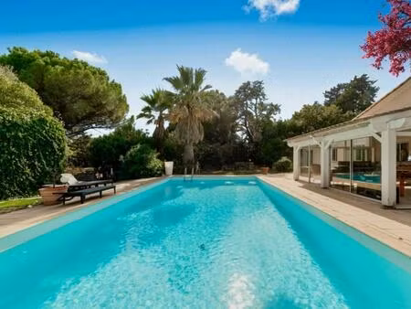 villa contemporaine avec piscine  terrain arboré de 4 300 m² et prestations de standing -.