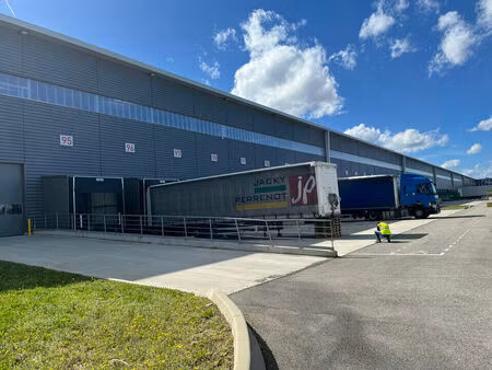 location commerce 24000 m² à corbas (69960)