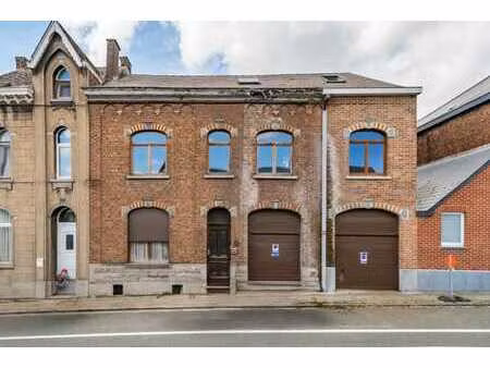 spacieuse maison avec double garage et jardin