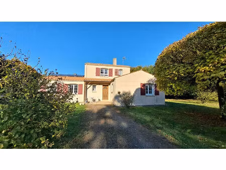 maison contemporaine petosse 150 m²  5 chambres et grand jardin de plus de 300 m² au calme