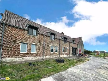 fermette avec magnifique vue et hangar