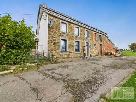 superbe ferme en pierre du pays dans le village de limerlé