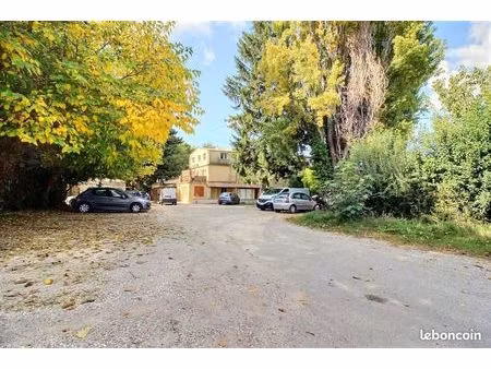 immeuble 40 pièces 906 m²