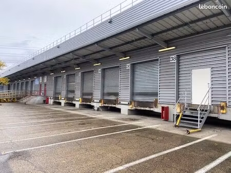 local messagerie quai déchargement 560 m2 a mions (69)  2 min. sortie a.46