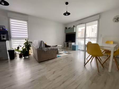 a quelques pas des commodites - type 3 avec terrasse et stat