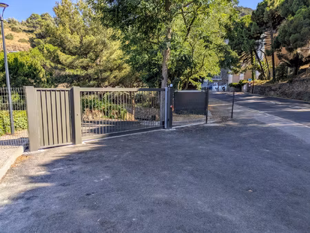 emplacement de parking exterieur securise