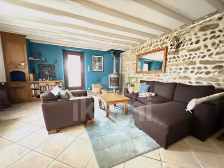 jolie maison en pierres avec dépendances à saint bonnet de c