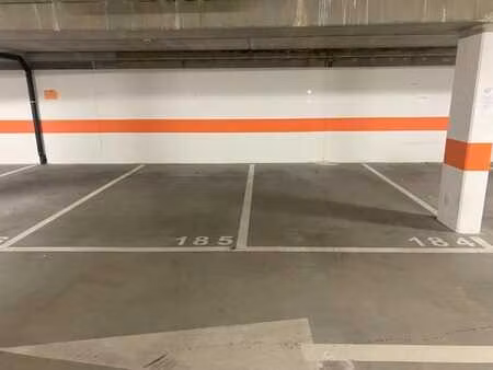 emplacement de parking dans construction récente
