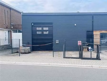 entrepôt multi usages de 113m2 et sa cour privative de 39m2