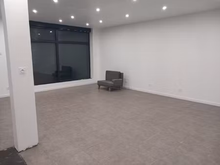 local commercial 95m2 avec pas de porte