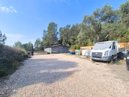 terrain d'env 2500 m² avec hangar