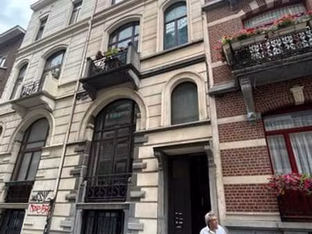 proche de la place stéphanie  superbe immeuble de caractère