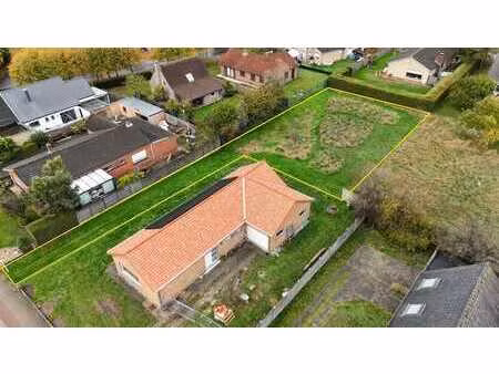 terrain à bâtir (913m²) situé au calme  tout près de la f...