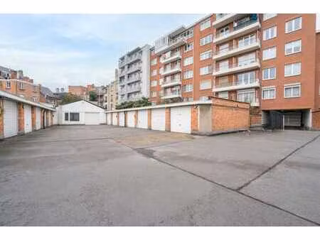 garage fermé à vendre à jette  emplacement idéal.