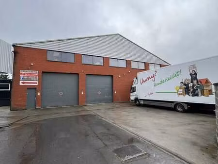 superbe entrepôt industriel de 3.000m² sécurisé