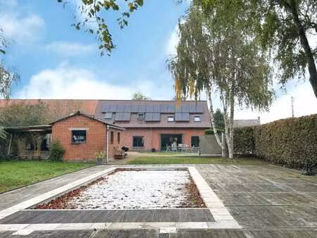 maison récemment rénovée avec piscine et grande terrasse