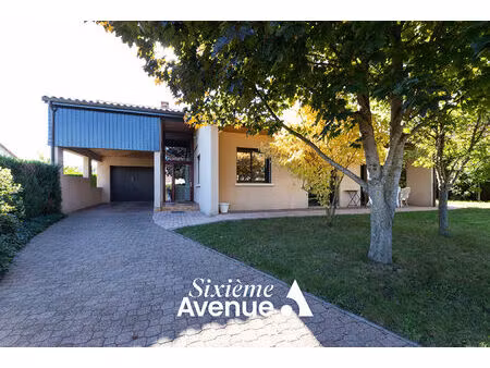 maison d'architecte avec jardin clos  terrasses  garage  carport et cave