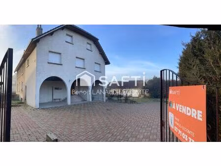 maison spacieuse située entre dole et besançon.