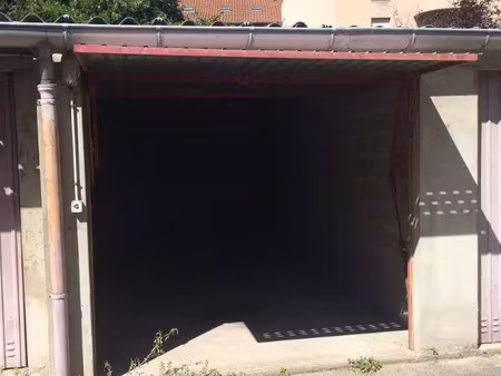garage en box fermé à louer dès maintenant - oullins centre
