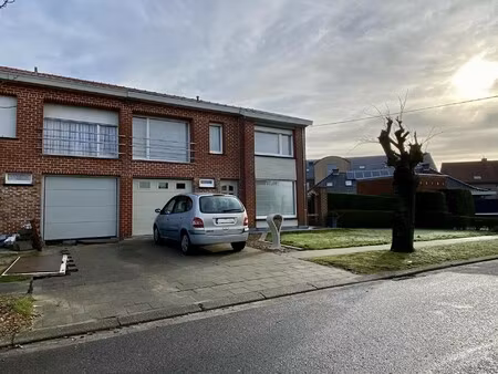halfopen woning in rustige buurt met 4 slaapkamers  tuin  garage.