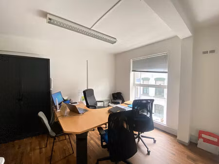 location local professionnel 200m²