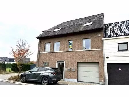 ruime duplex met 2 slaapkamers en terras