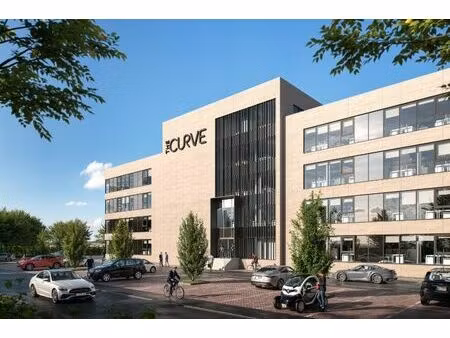 the curve – high-end gerenoveerde kantoren langs de e40 in drongen
