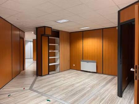 bureau a louer de 135 m2 environ  en rez-de-chaussée avec accès pmr disponible immédiateme