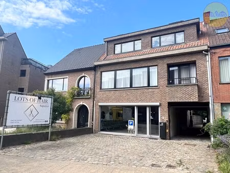 commercieel te koop in geel met 4 slaapkamers