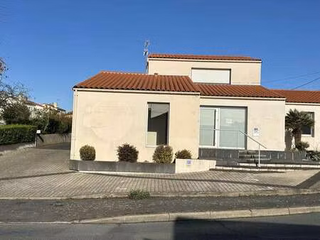 location bureaux et commerces à montaigu (85600) : à louer / 49m² montaigu