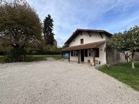 charmante maison de plain-pied avec jardin et dépendances