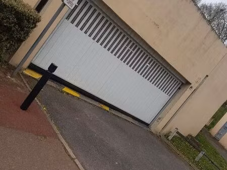 place de parking aérienne sécurisée à côté gare sqy et centre ville