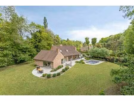 villa de style campagnard avec piscine et sauna