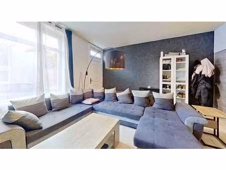 une maison 2 chambres partiellement en style loft ouvert.