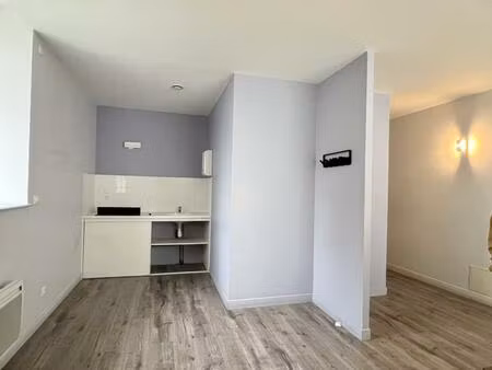 à vendre locaux professionnels 75 m2 en coeur de bourg à sa