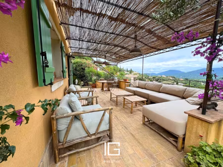 maison en vue dominante avec piscine naturelle  jardin paysa