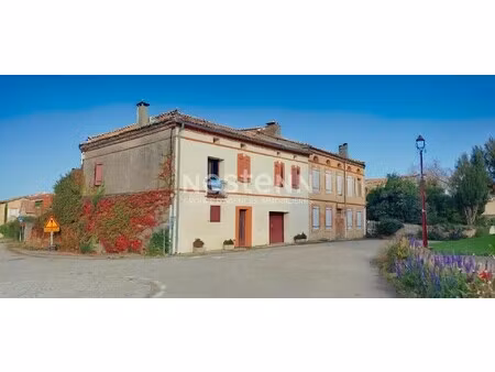 maison de village au coeur d'un village paisible