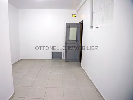 location locaux professionnels 1 pièce 19.5 m² à roquebrune-sur-argens (83520)  220 €
