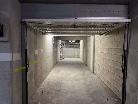 garage fermé - centre-ville - 30m²
