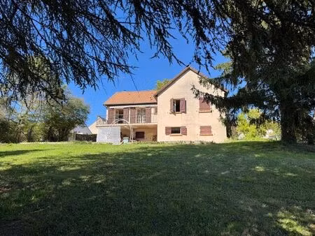maison de plain pied sur terrain arboré sous sol complet et balcon